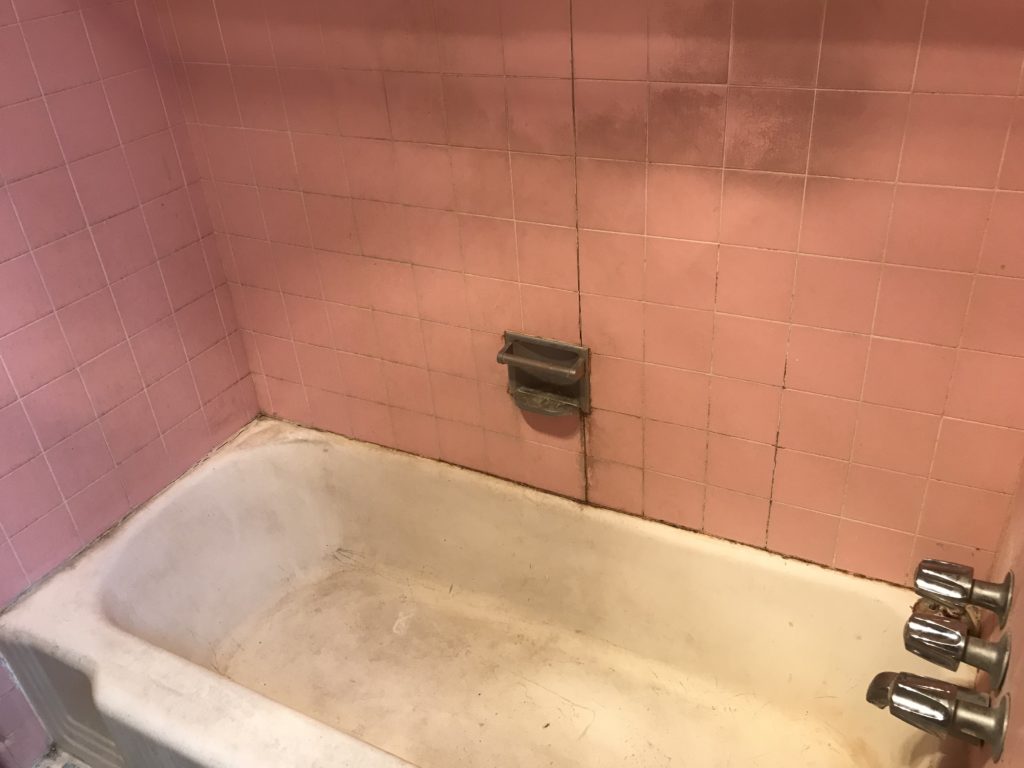 dirty bathtub before renovation and cleaning